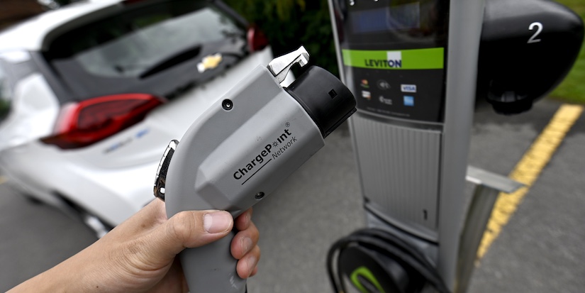 Ottawa to relaunch EV rebates program in 2 weeks with new auto strategy